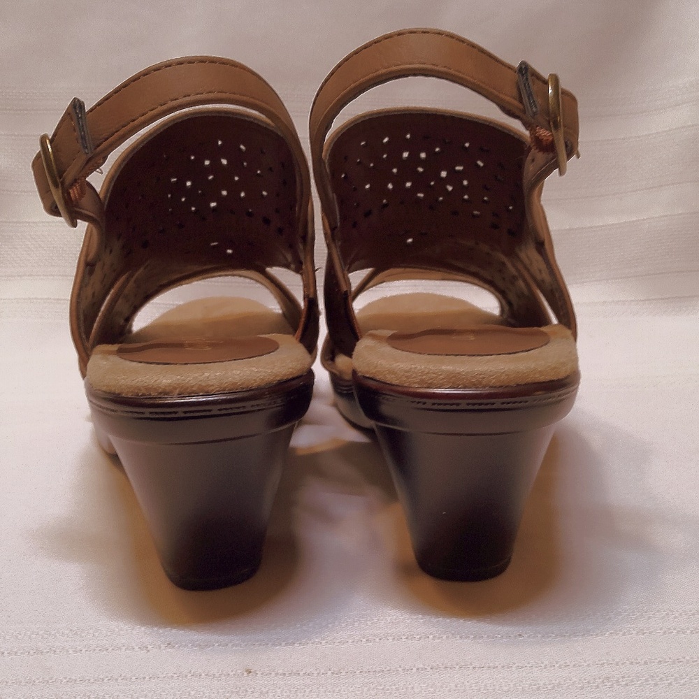 NWOB Easy Street Punch Hole Brown Leather Block Heeled Sandals Size 9M - Picture 5 of 7